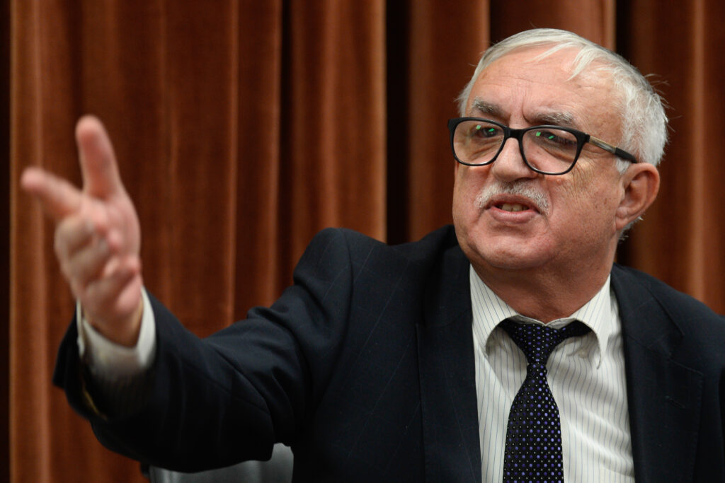 Fost președinte al CCR: Referendum pe profesii nu există în România și nu poate fi organizat legal