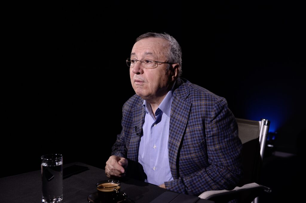 Ion Cristoiu: Demisionînd prea tîrziu, Dragoș Anastasiu a reușit să vîre și mai adînc în rahat nu numai pe el, dar și pe Nicușor Dan și pe Ilie Bolojan