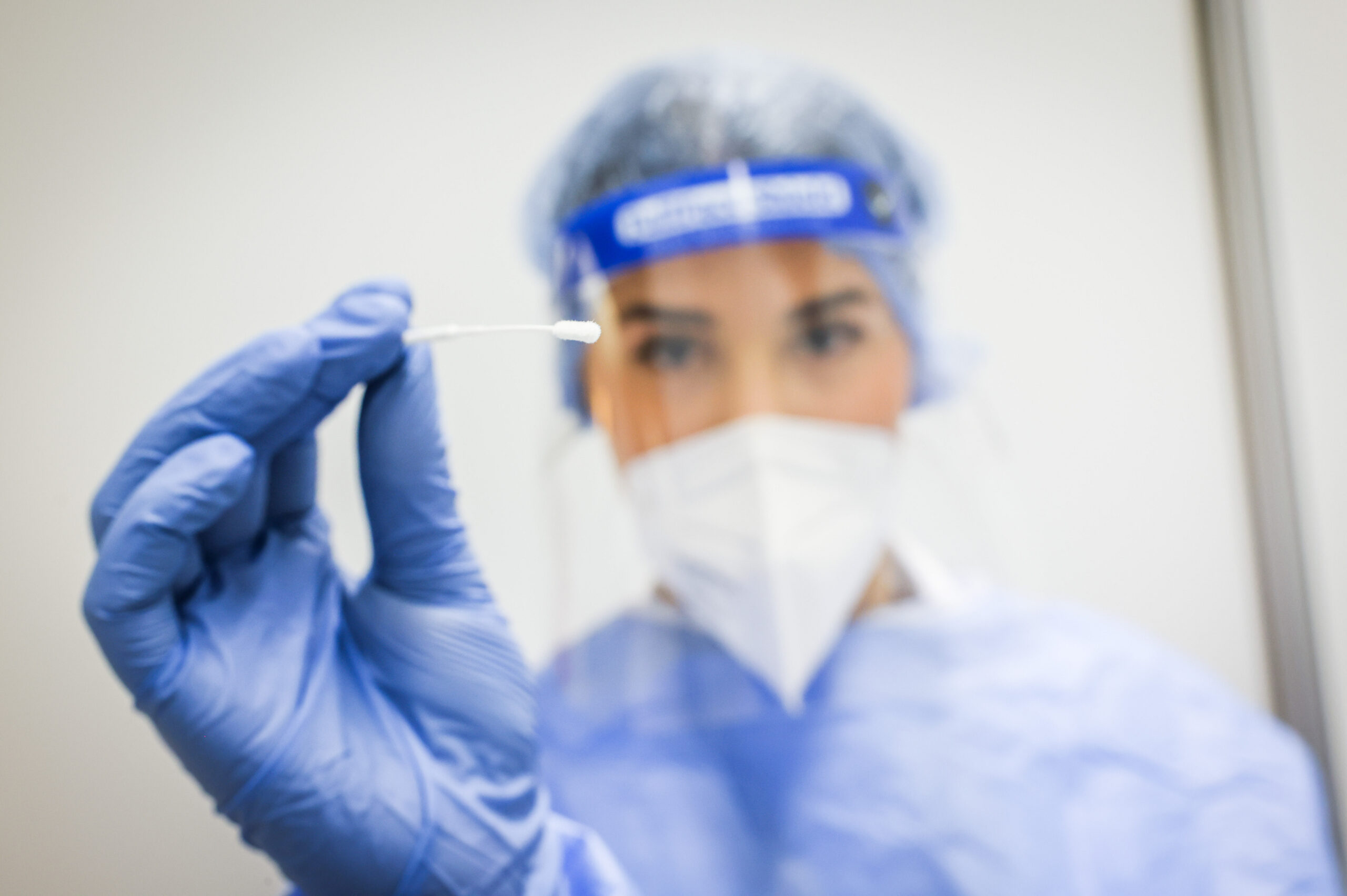 Covid-19 revine moderat în Franța, cu o nouă tulpină sub observația autorităților sanitare.