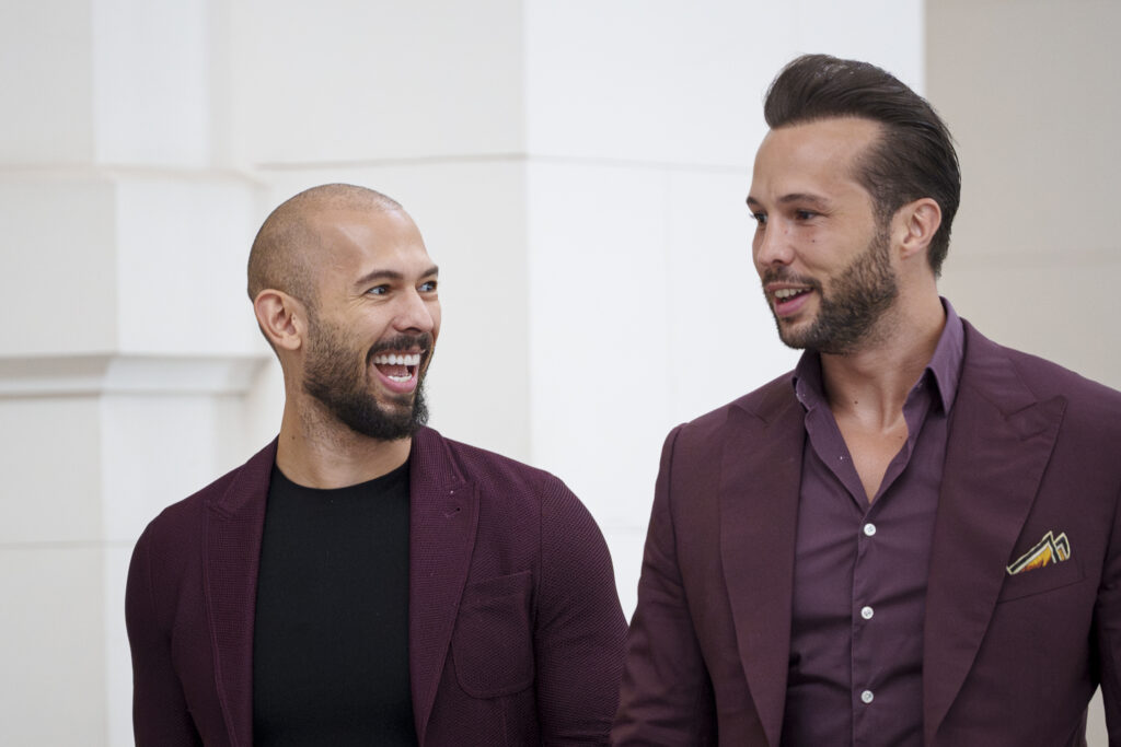 Frații Tate, băgați în sperieți de un român înarmat în fața casei lor din Voluntari. Cei doi au chemat poliția  