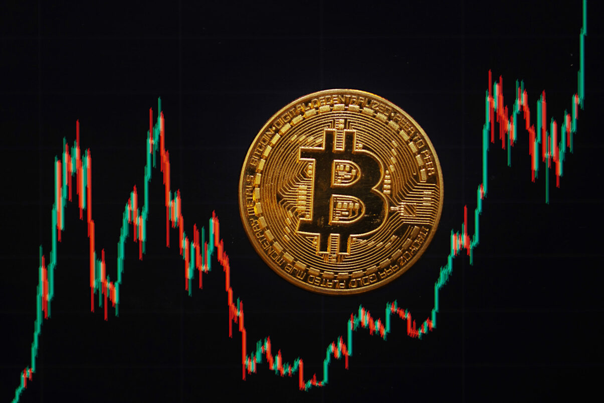 Bitcoin scade puternic. Aurul câștigă teren