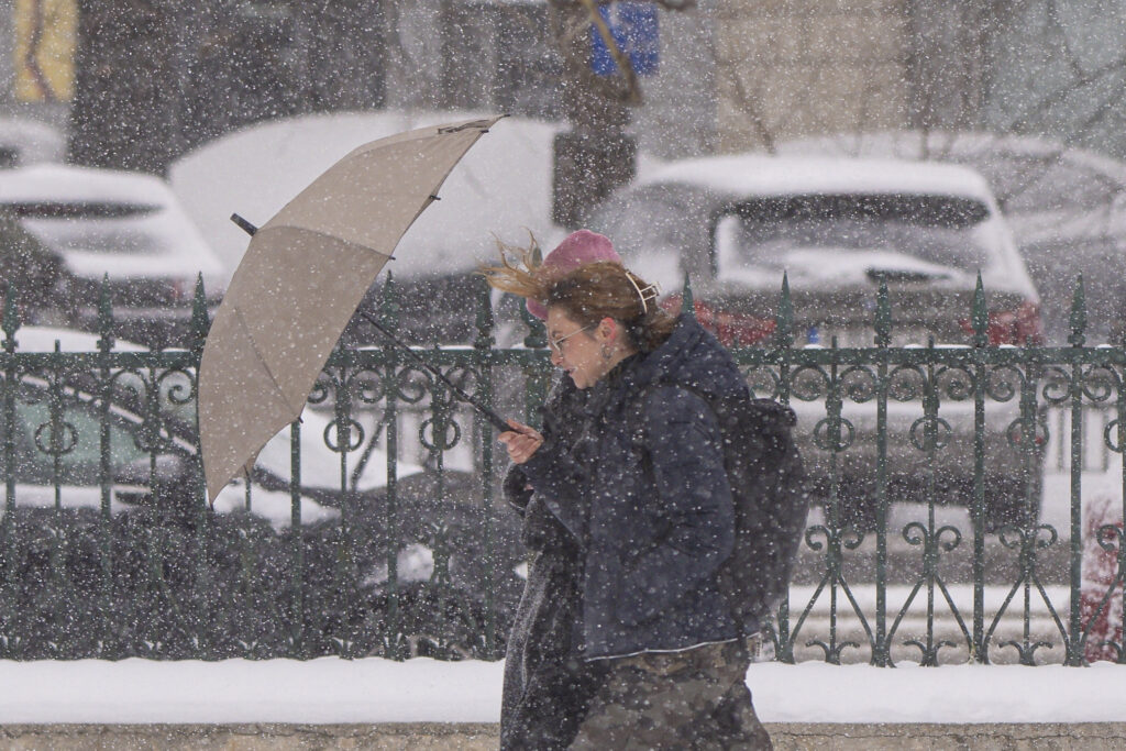 Meteo București: Ninsori slabe și intensificări ale vântului