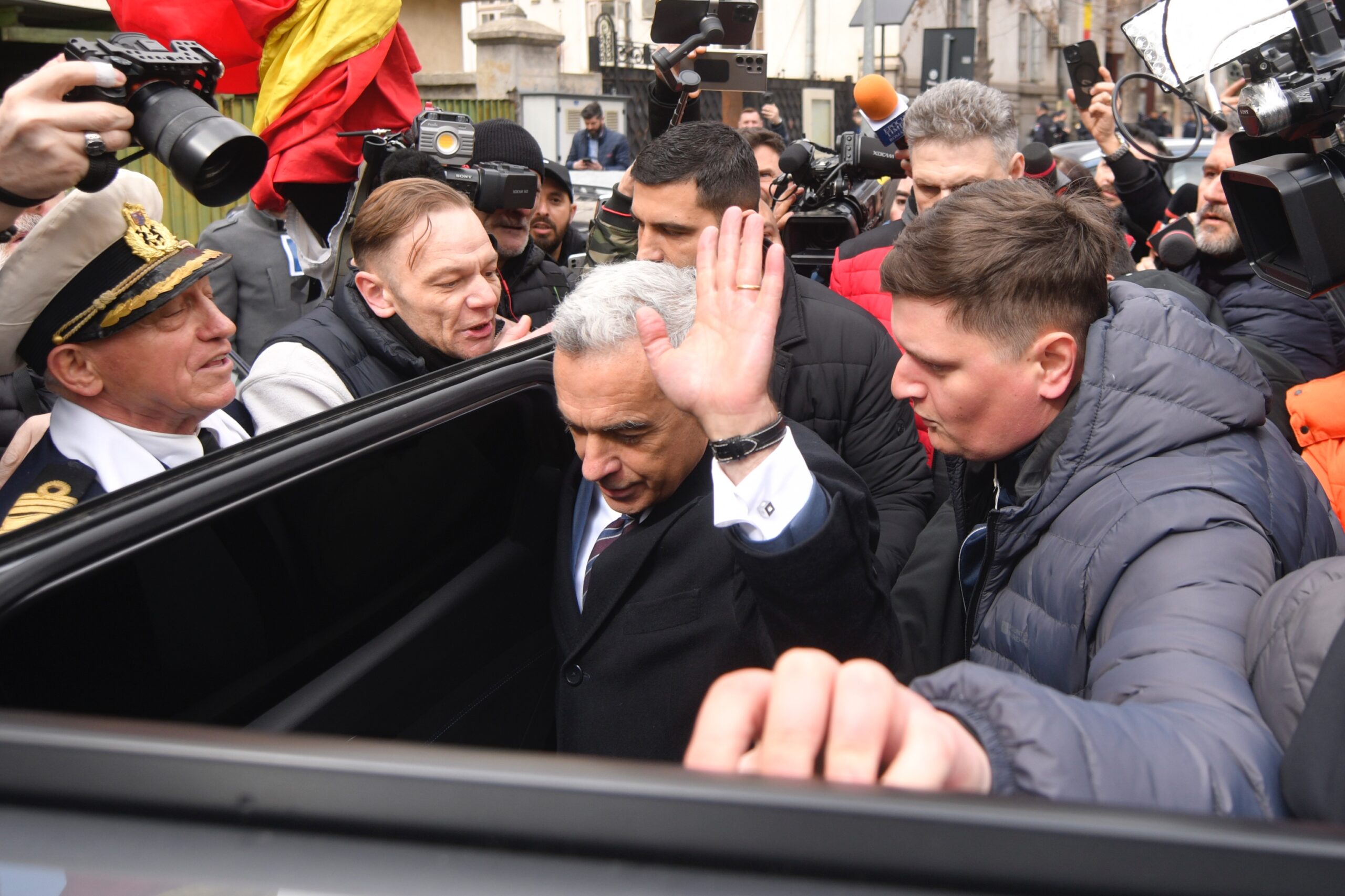 Grup paramilitar cu 65 de explozive și pistoale, oprit la București Grup paramilitar cu 65 de explozive și pistoale, oprit la București