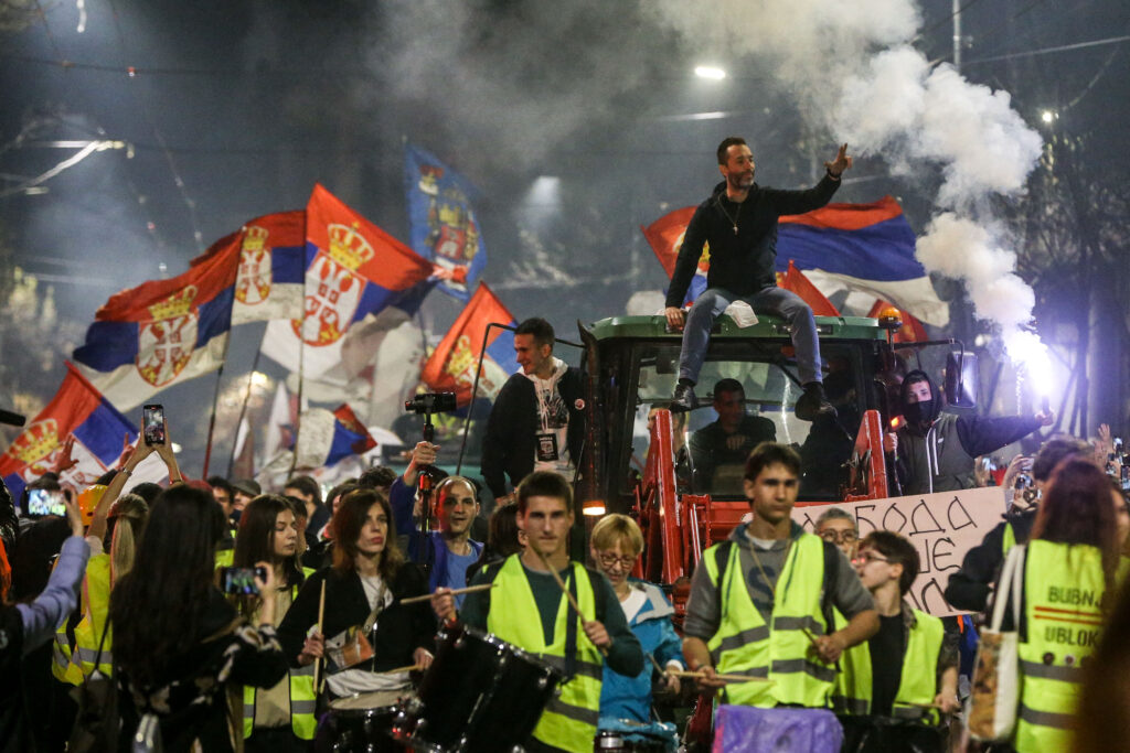 Serbia în a doua noapte de proteste, mii de oameni blochează drumurile principale