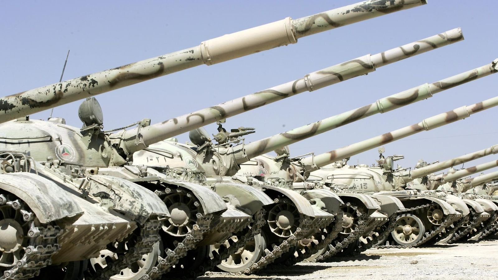 Parlamentul aprobă programul de înzestrare cu tancuri și serviciul militar voluntar