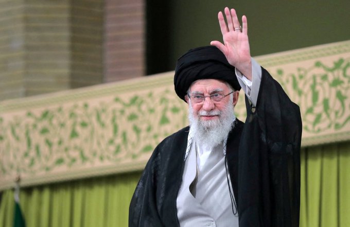 Război Israel-Iran. Mii de iranieni au ieșit în stradă în Teheran, pentru funeraliile comandanților uciși în conflictul cu Israelul / Oficial iranian crezut mort, prezent la funeraliile de stat