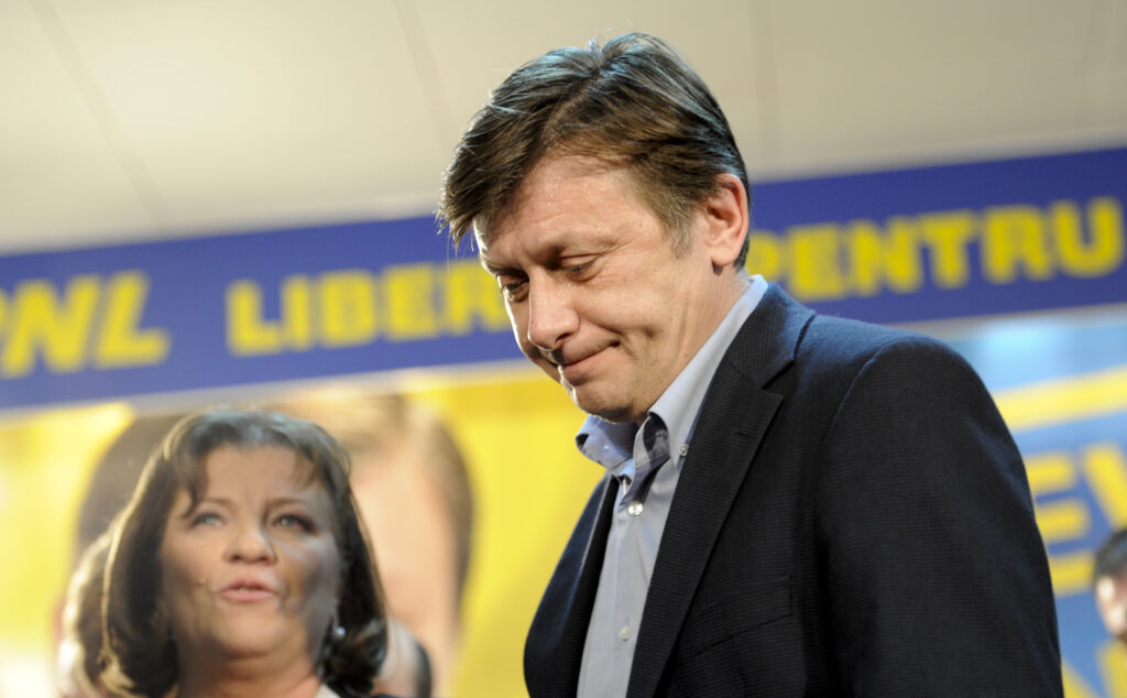 Crin Antonescu: Îmi e rușine de cum îl conduce Macron pe Nicușor Dan 