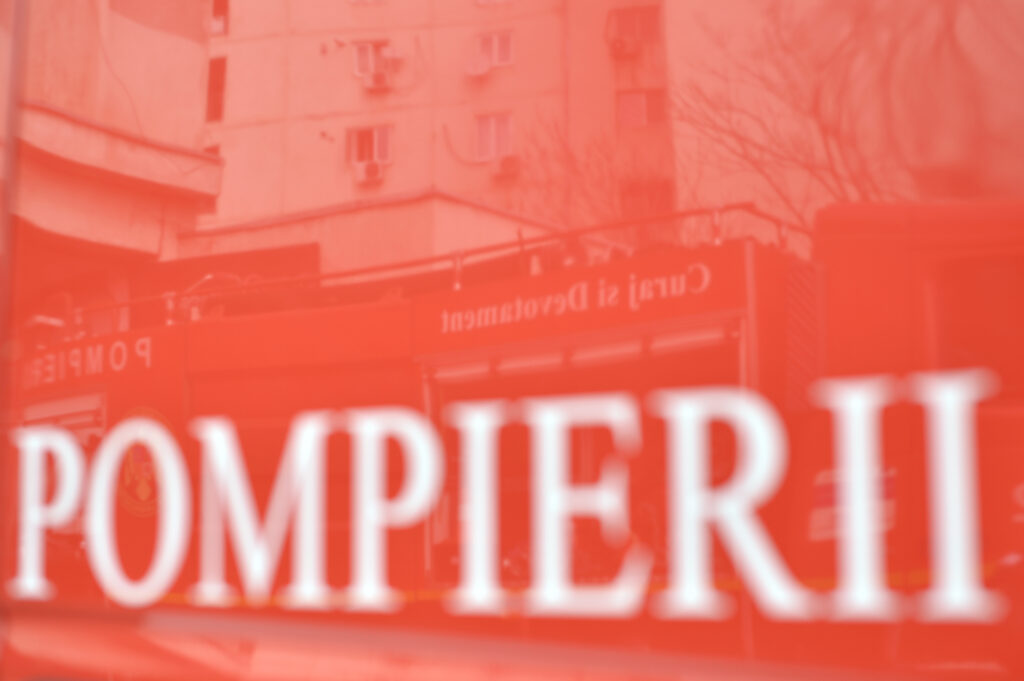 Au fost înregistrate peste 130 de apeluri la 112 din cauza vijeliilor din Bucureşti