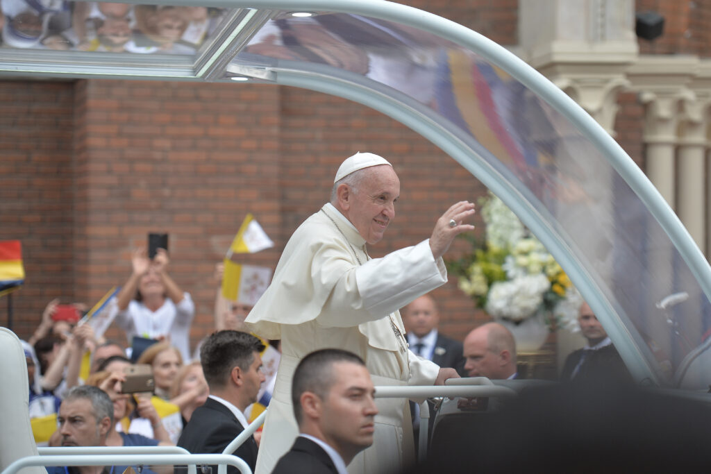 Fostul papamobil al lui Francisc a fost transformat în clinică mobilă pentru copiii din Gaza