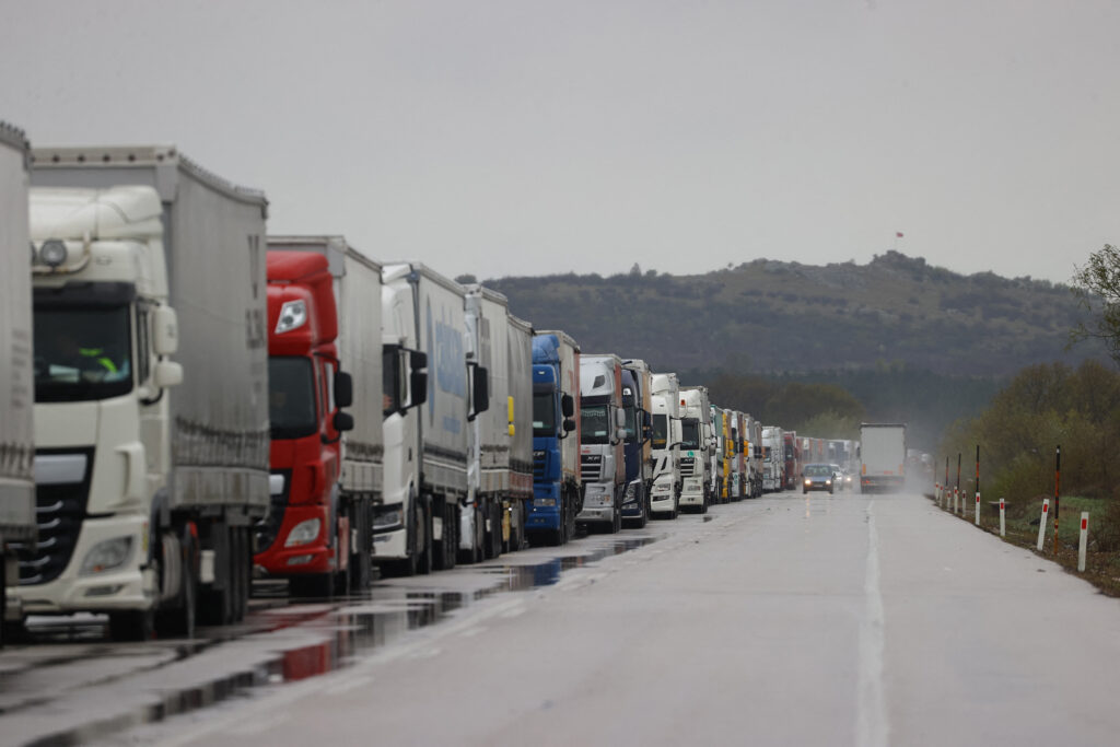 Trafic deviat pe Autostrada A1 în județul Hunedoara după ce un TIR s-a răsturnat
