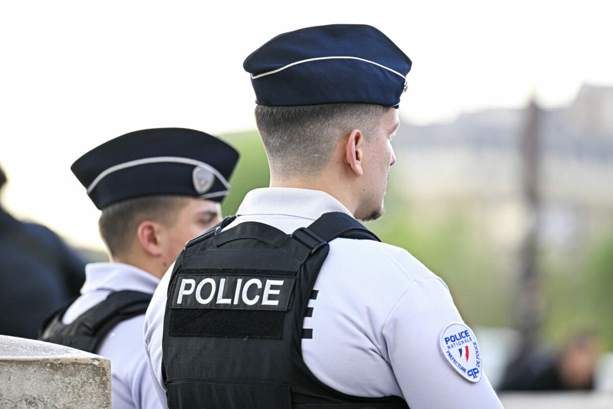 Focuri de armă la Paris după atacul unui bărbat