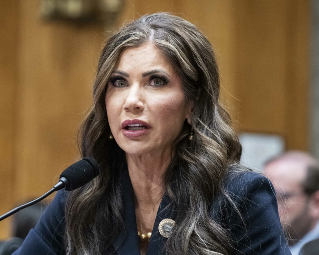 WSJ: Trump ia în considerare să o demită pe secretara pentru securitate internă, Kristi Noem