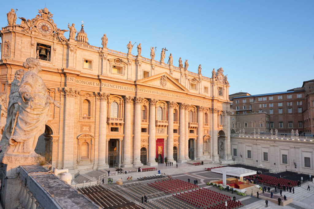 Vaticanul abandonează limba latină și vrea digitalizare completă / Vom avea acces online la biblioteca Vaticanului?