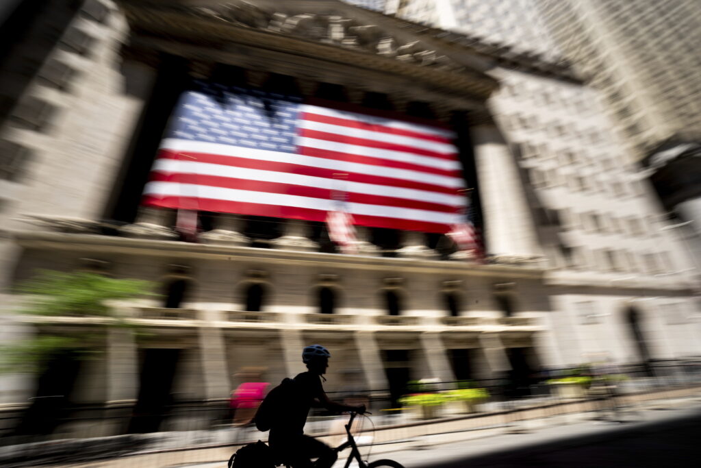 Anunțul noilor tarife Trump pentru Japonia și Coreea de Sud a provocat o scădere generală pe Wall Street
