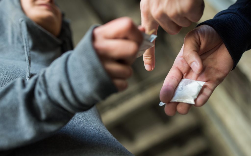 Consumul de alcool şi droguri la locul de muncă a crescut cu 107% în opt ani