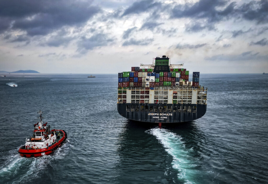 Pirații au atacat o navă în largul coastei Somaliei. Ei au folosit și o rachetă