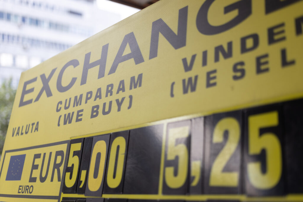 Curs valutar BNR, 31 decembrie 2025: euro urcă ușor, dolarul se întărește; lira și aurul scad