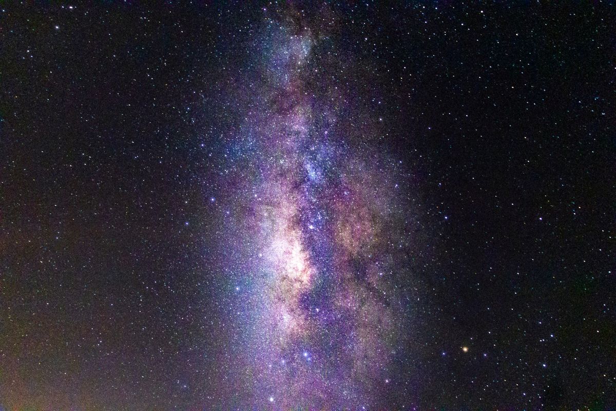 O strălucire misterioasă vine din centrul galaxiei noastre. Aceasta ar putea ajuta la explicarea universului