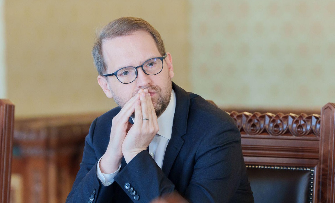 AUR nu vrea o Românie modernă, vrea o Românie condusă de hoți cu tricolorul în mână