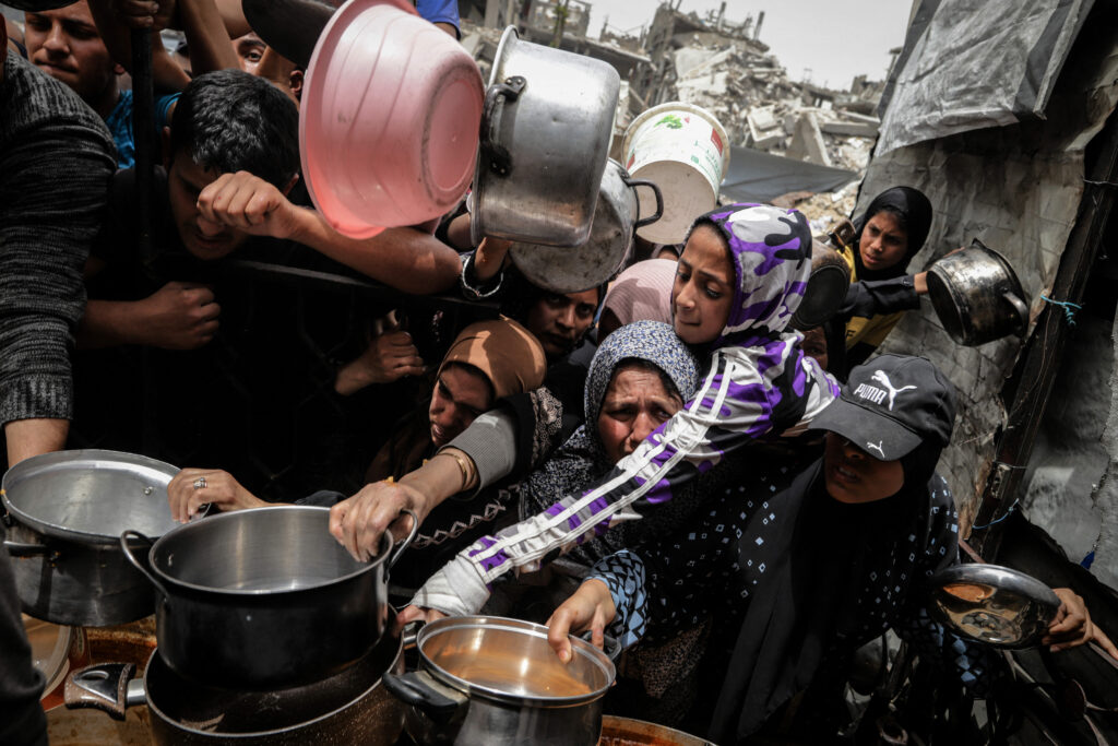 21 de palestinieni au murit încercând să ajungă la hrană. Alți 87 au fost uciși de armata israeliană într-o singură zi, spun medicii din Gaza