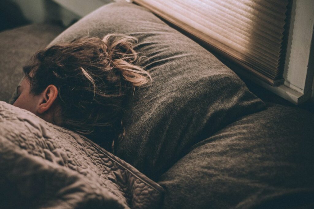 King’s College London: Somnul neregulat accelerează îmbătrânirea muşchilor şi reduce forţa fizică