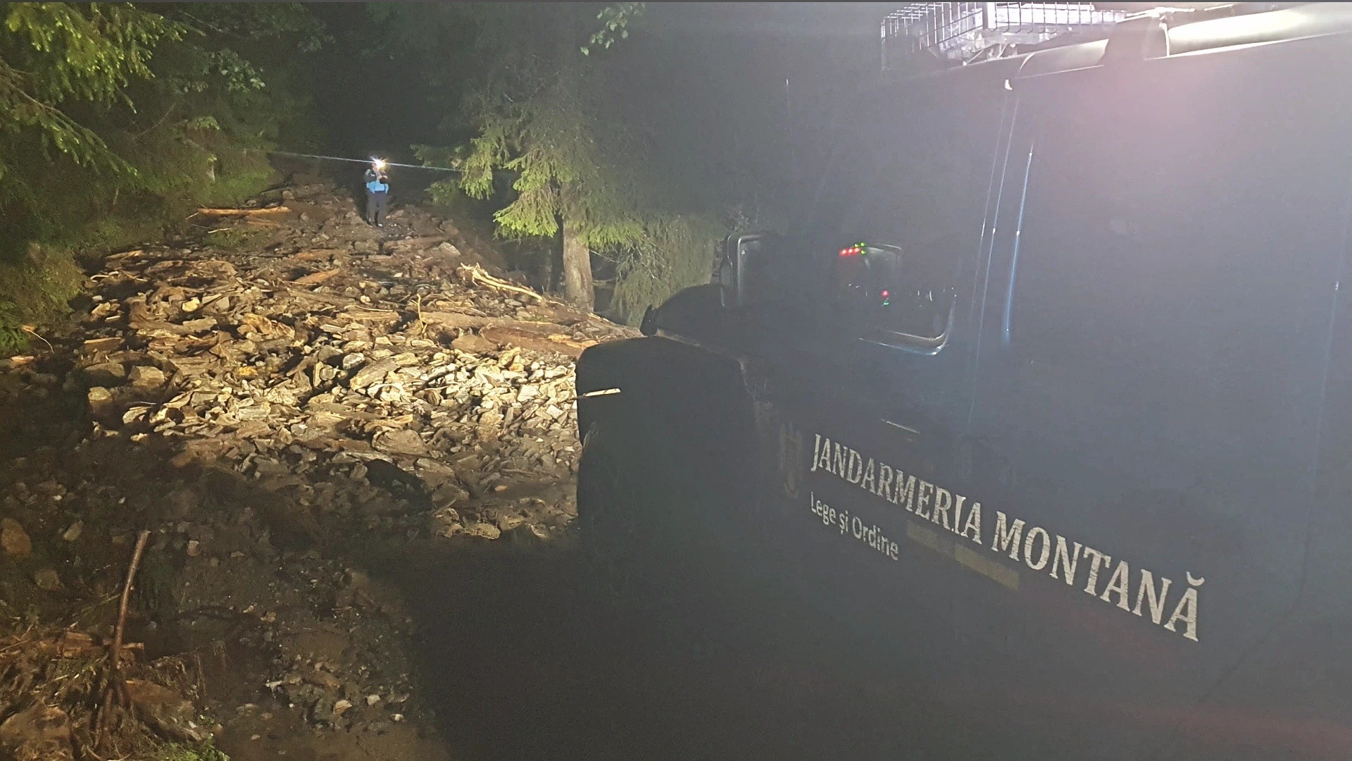 17 turişti au rămas blocaţi pe munte din cauza unei viituri produse în judeţul Argeş