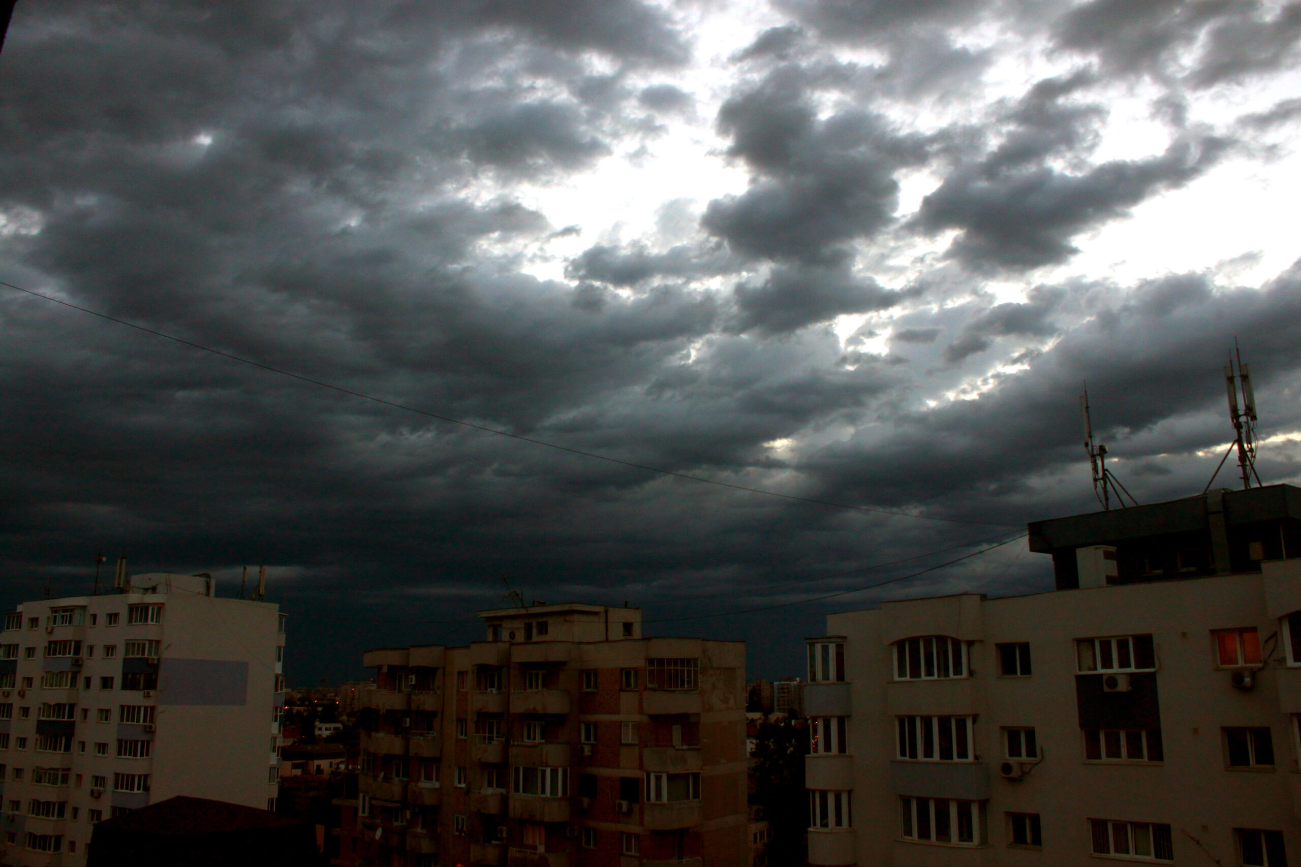 Cod galben de furtuni în județele Gorj și Vâlcea Cod galben de furtuni în județele Gorj și Vâlcea