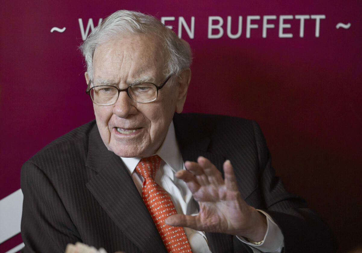 Warren Buffett regretă vânzarea acțiunilor Apple