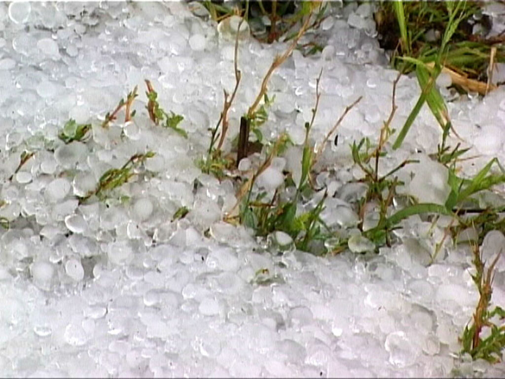 Alertă meteo în vestul țării: furtună severă cu grindină de 2-4 centimetri