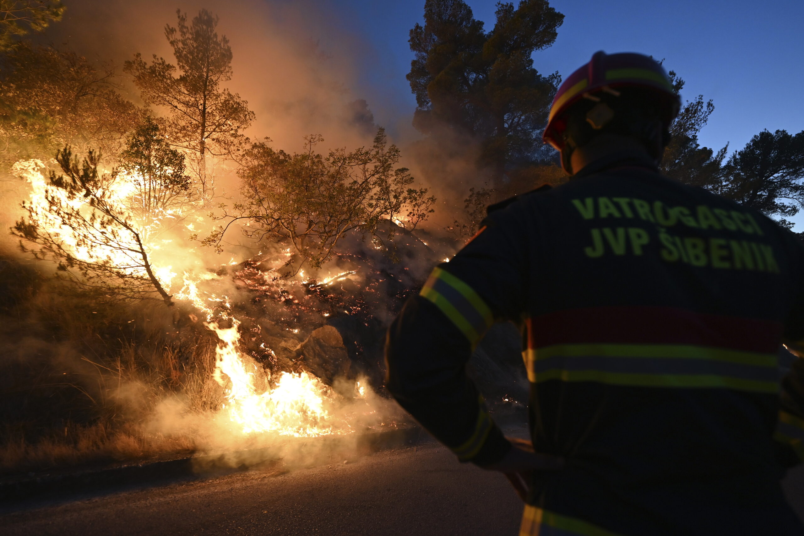 Croația evacuează locuitorii și turiștii în urma unui incendiu în apropiere de Split Croația evacuează locuitorii și turiștii în urma unui incendiu în apropiere de Split