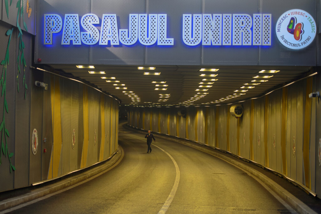 Trafic restricționat în Pasajul Unirii pentru tăierea copacilor periculoși