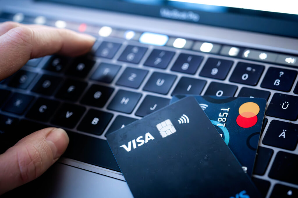 Un tânăr din Argeș a făcut peste 100 de cumpărături online cu datele altcuiva