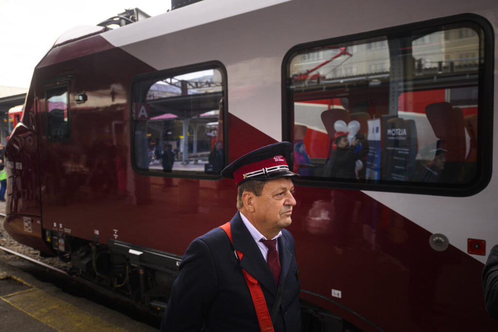 CFR: Trenuri suplimentare introduse în perioada pelerinajului la Sfânta Cuvioasă Parascheva. Care este ruta lor