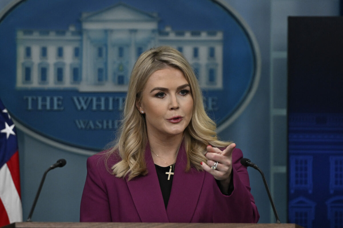 Photo for the article Întrebări fără răspuns la Casa Albă privind pansamentele de pe mână lui Trump