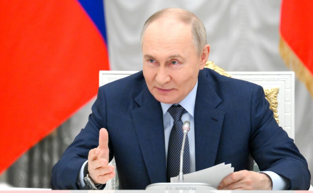 Analiză: Putin nu reușește sa ia Ucraina cu forța. Încearcă sa o câștige la masa tratativelor