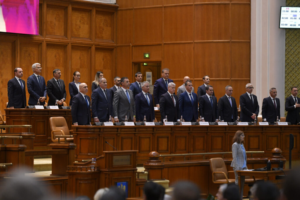Noul Guvern, supus acum la votul decisiv în plenul Parlamentului / Cele 16 propuneri de miniștri au primit aviz pozitiv / Bolojan: Guvernul își asumă reforme fundamentale ce vor genera performanță