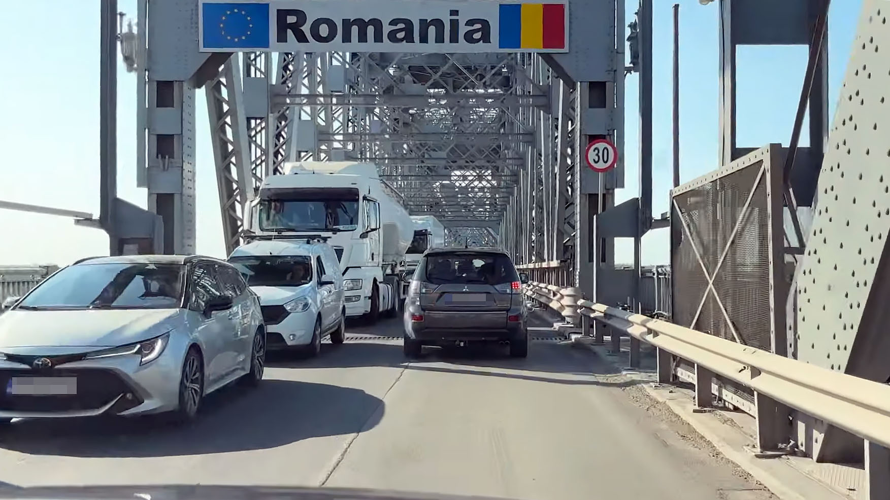 Autoritățile recomandă evitarea deplasării pe podul Giurgiu-Ruse