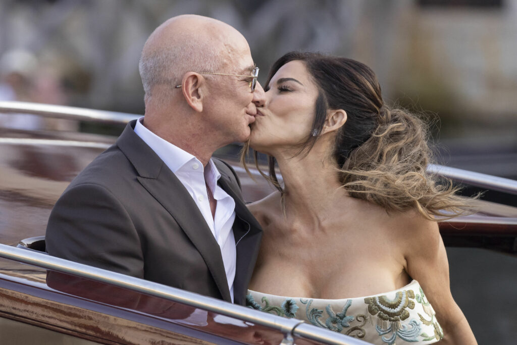 Cine este Jeff Bezos miliardarul care a câștigat revoluția comercială cu Amazon și acum pariază pe cursa spațială