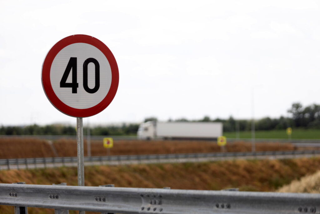 Accident pe A10. Sunt implicate un microbuz și un tir