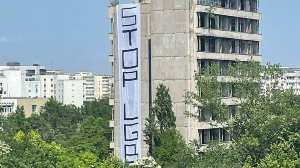 Anchetă a Poliției Capitalei după apariția pe o clădire a unui banner uriaș cu mesajul „STOP LGBT”