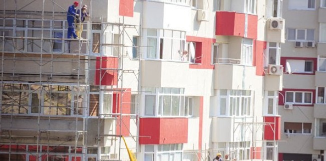 „Fabrica de moșteniri” care fura locuințele bătrânilor din Constanța, destructurată: 13 persoane reținute, inclusiv doi notari și un executor