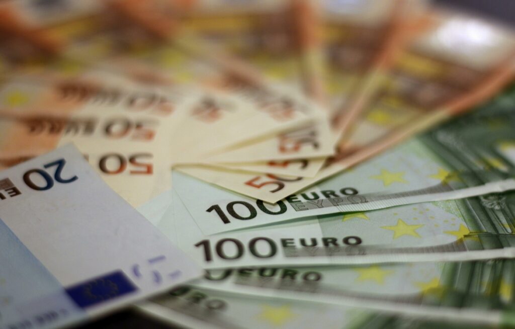 Curs valutar 8 iulie. Euro și aurul sunt cotate în creștere