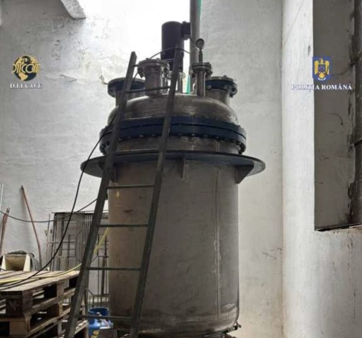 Fabrică de metamfetamină, descoperită în centrul Brașovului. Două persoane, reținute