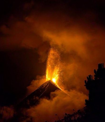 Peste 700 de persoane evacuate din cauza erupției vulcanului Fuego din Guatemala