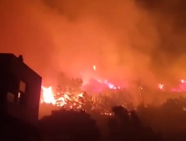 Incendiile din Grecia au evacuat satele din nord-estul Mării Egee. Insula Chios este cuprinsă de flăcări