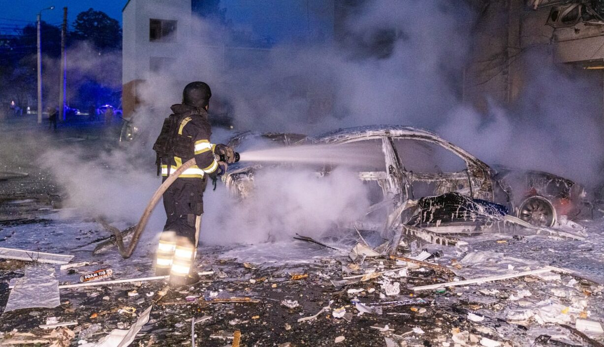 Războiul din Ucraina, ziua 1205. Rusia își mută bombardierele în baze din Extremul Orient după Operațiunea „Pânza de păianjen” a Ucrainei / Rusia transformă Aeroportul Kerci din Crimeea într-o bază militară