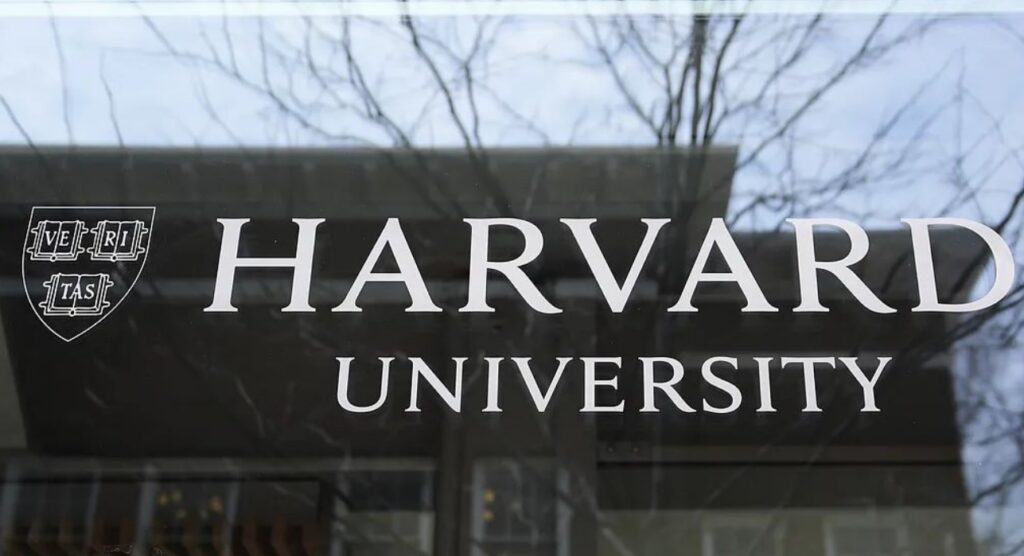 Donald Trump a interzis vizele pentru studenții străini de la Harvard