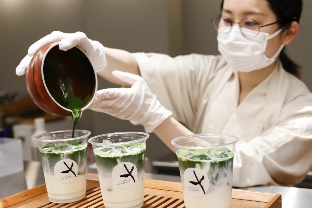 Matcha: ceaiul japonez care cucerește lumea. Care sunt beneficiile acestei băuturi