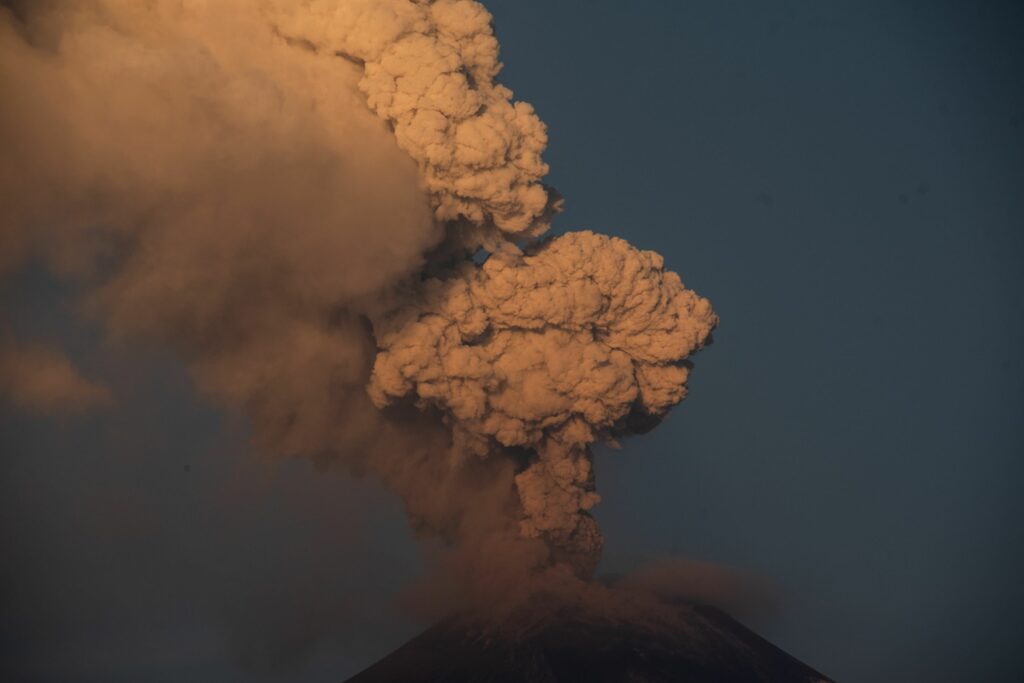 Un vulcan din Indonezia a erupt, împrăștiind un nor de cenușă înalt de 10 kilometri