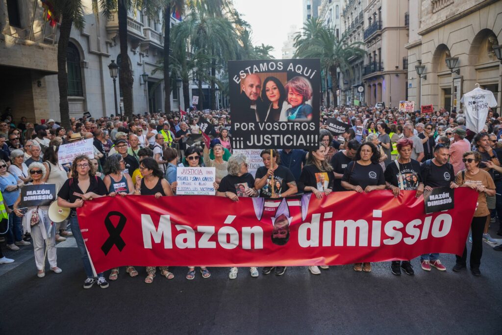 Spaniolii ies din nou în stardă pentru a cere demisia lui Carlos Mazón, la nouă luni după indundațiile devastatoare